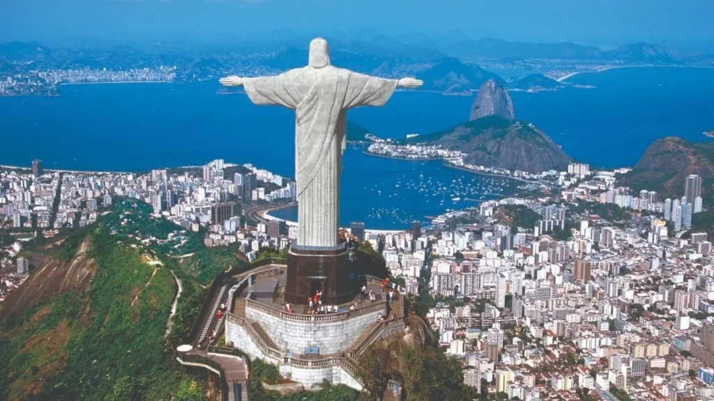 Cristo Redentor: Descubra Quanto Custa e Como Visitar 3 estátua do cristo redentor vista do alto