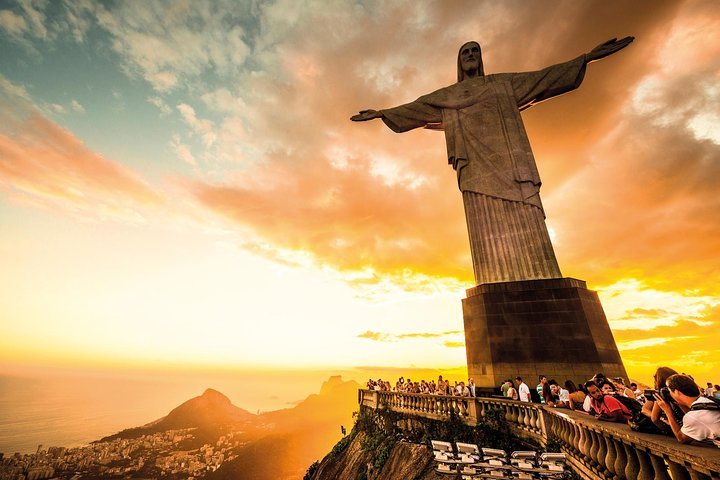 Cristo Redentor: Descubra Quanto Custa e Como Visitar 1 foto do Cristo Redentor ao por do sol