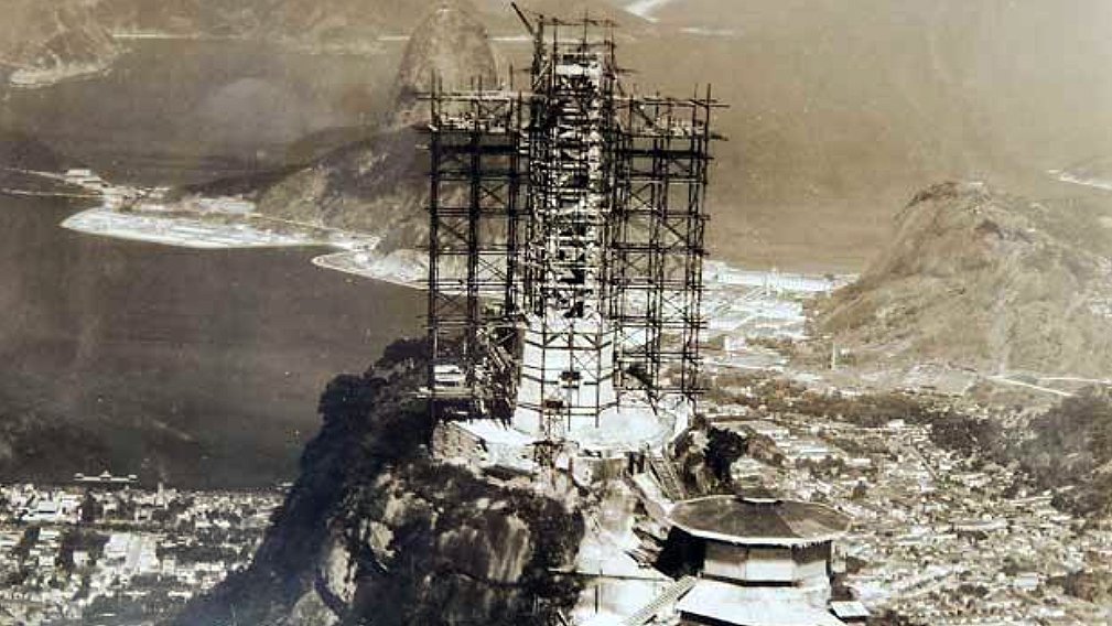 Cristo Redentor: Descubra Quanto Custa e Como Visitar 2 imagem da construção do cristo redentor