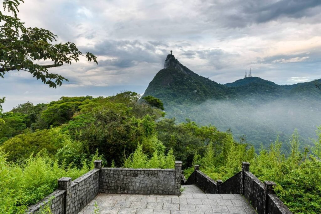 Paineiras Corcovado: O Portal para o Cristo Redentor 3 Parque da tijuca visto de longe
