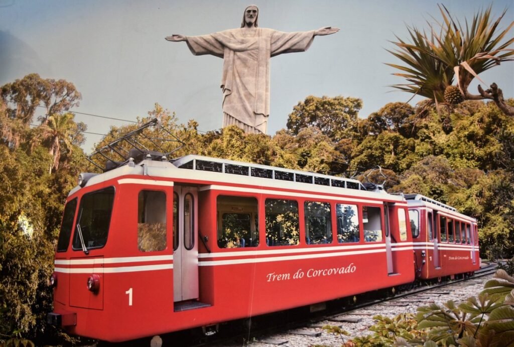 Cristo Redentor: Descubra Quanto Custa e Como Visitar 4 foto do trem do corcovado