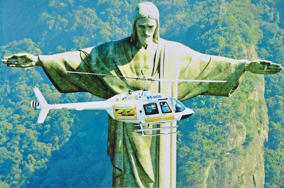 Voo panorâmico sobre o Cristo Redentor - 2024 4 Estátua do Cristo Redentor de Perto, Helicóptero passando em frente