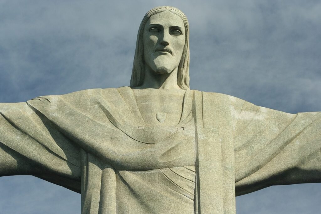 Cristo Redentor, um guia completo 2024 1 Cristo Redentor visto de perto, na imagem da para ver o coração em alto-relevo no peito da estátua.