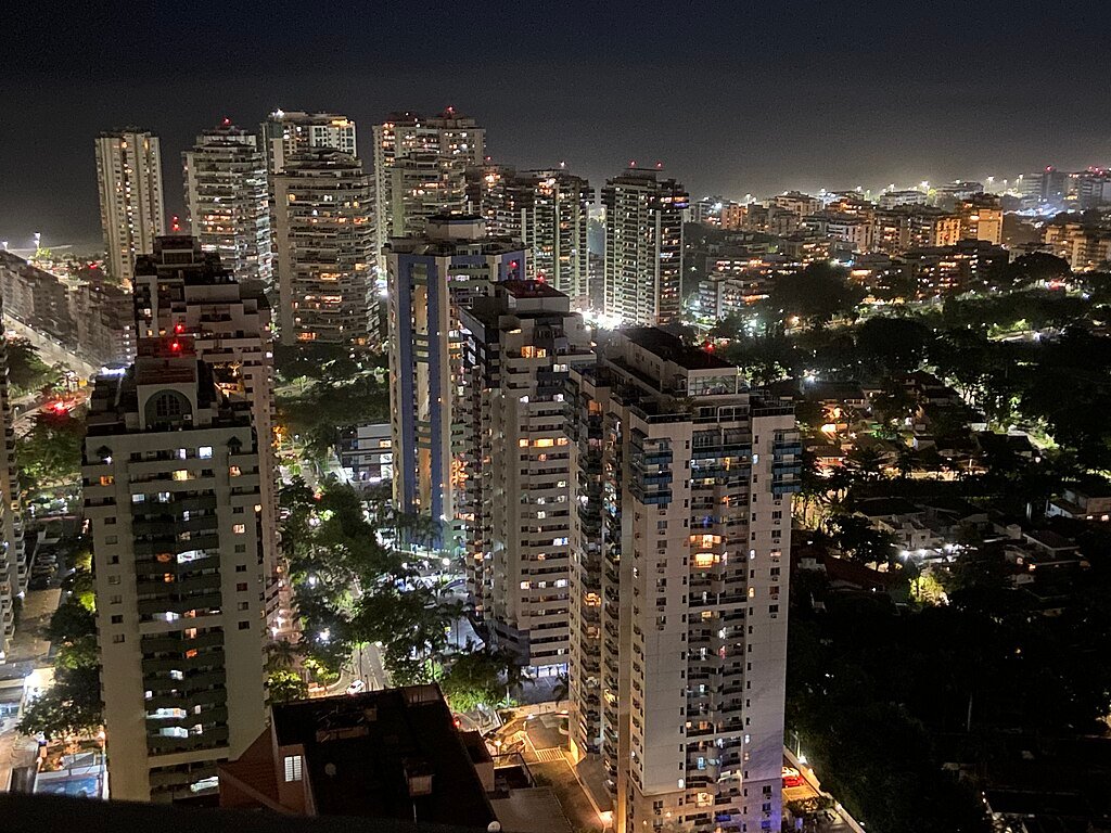 Barra da Tijuca: Guia Completo para quem visita o Rio de Janeiro 1 Edifícios da Barra da Tijuca visto de um ângulo aéreo. Foto noturna.