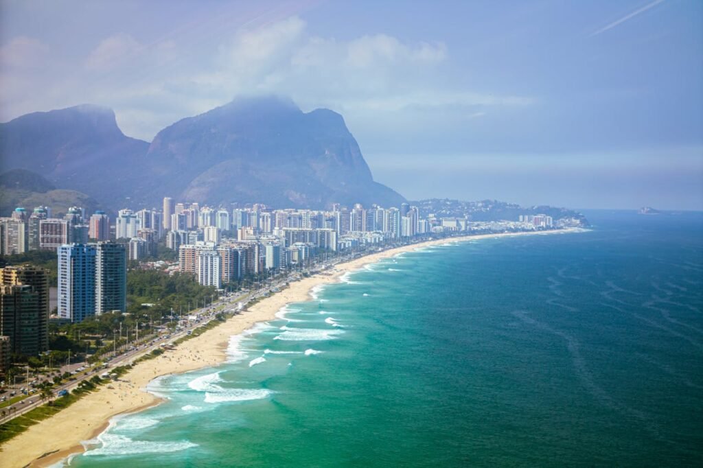Barra da Tijuca: Guia Completo para quem visita o Rio de Janeiro 2 Vista aérea da praia da Barra, Rio de Janeiro