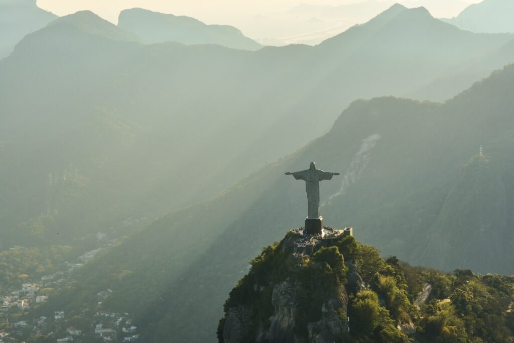 História do Cristo Redentor: Uma Jornada de Fé e Engenharia 3 Imagem aérea do Cristo Redentor, vê-se de longe parte da cidade e a região serrana.