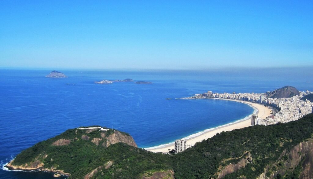 Pontos turísticos imperdíveis no Rio de Janeiro em 2024 1 Orla do Rio de Janeiro, dia claro e ensolarado.