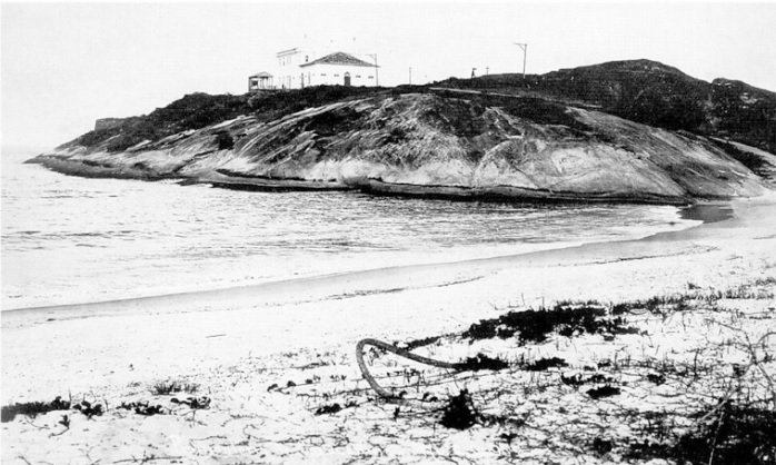 Praia de Copacabana o Paraíso Carioca Imperdível 2 Foto em preto e branco tirada da Igrejinha de Copacabana no ano de 1906.