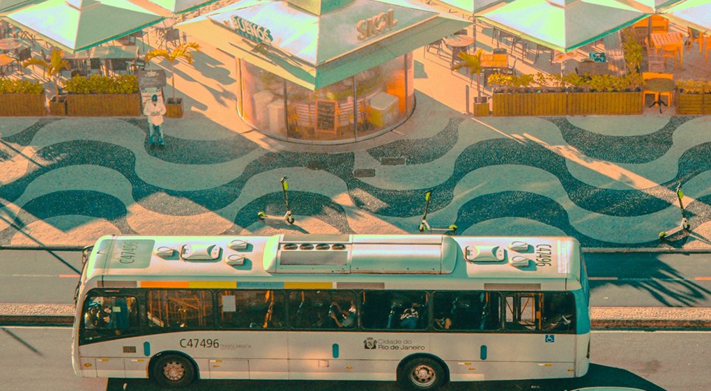 Praia de Copacabana o Paraíso Carioca Imperdível 3 Foto do calçadão Copacabana. Passando ônibus do na avenida. Mosaico no calçadão.