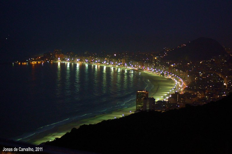 Praia de Copacabana o Paraíso Carioca Imperdível 4 Foto noturna da praia de Copacabana. Areia da praia iluminada.