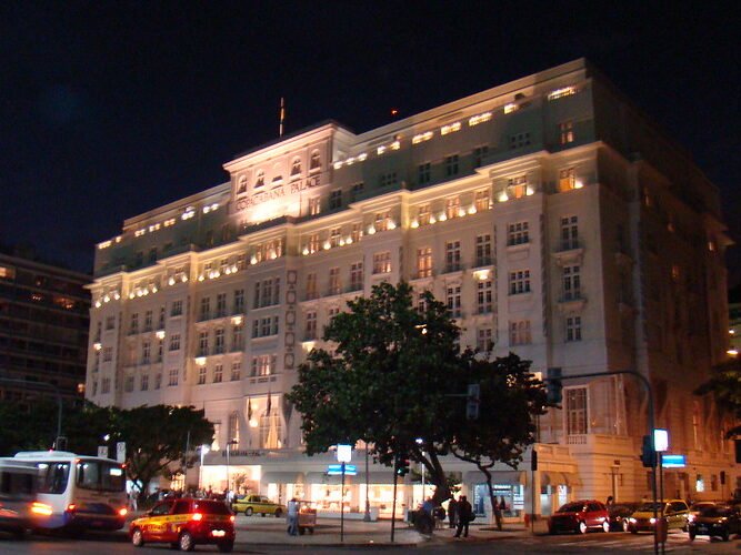 Praia de Copacabana o Paraíso Carioca Imperdível 8 Foto noturna do Copacabana Palace