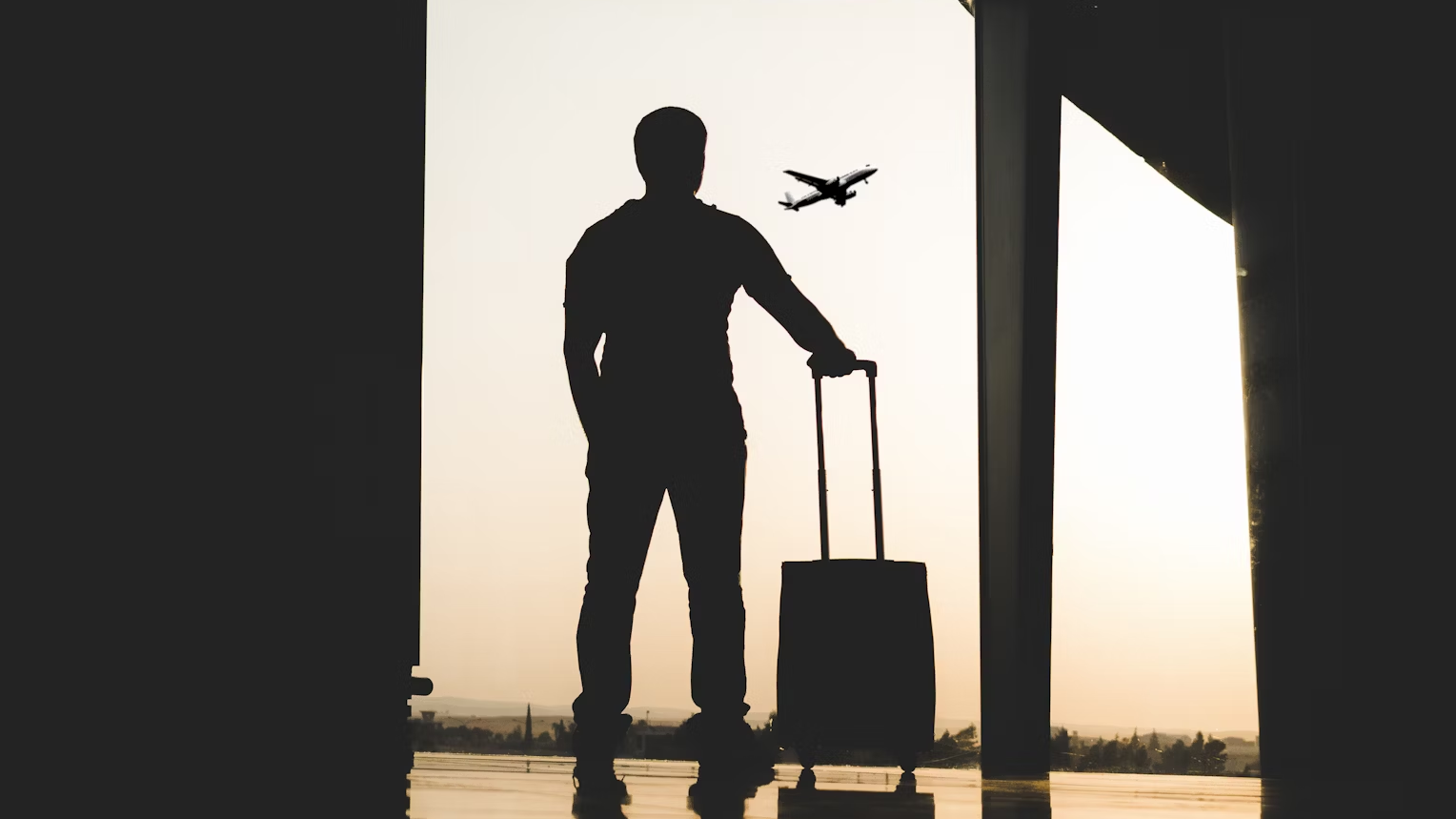 Como chegar ao Cristo Redentor no Rio de Janeiro? 4 Pessoa em aeroporto segurando mala de viagem olhando avião decolando.