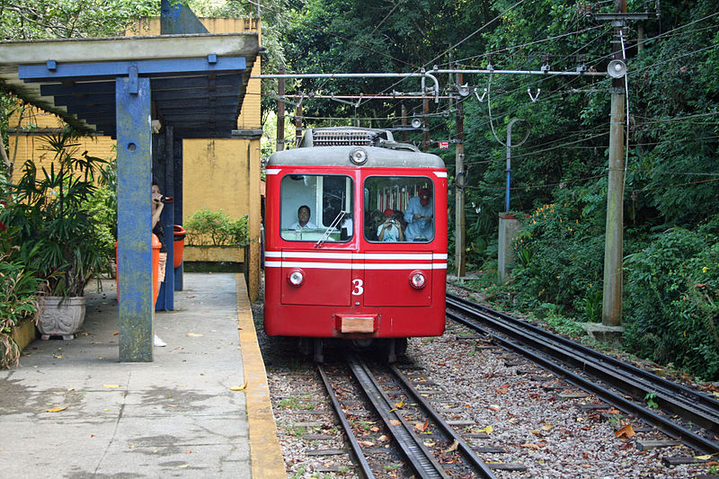Cristo Redentor: como chegar, ingressos e horários 2 Trem do Corcovado chegando a estação para pegar os passageiros.