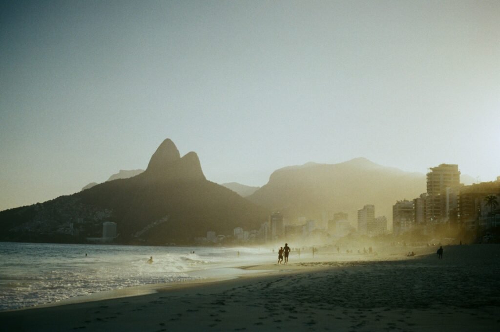 Praia de Ipanema: A musa inspiradora do Rio de Janeiro 5 Fim de tarde na praia de Ipanema, Morro dois irmãos ao fundo da imagem.