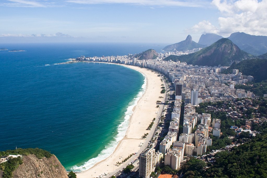 Praia de Copacabana o Paraíso Carioca Imperdível 1 Praia de Copacabana, foto tirada de cima, ista do mar azul, céu em dia Claro