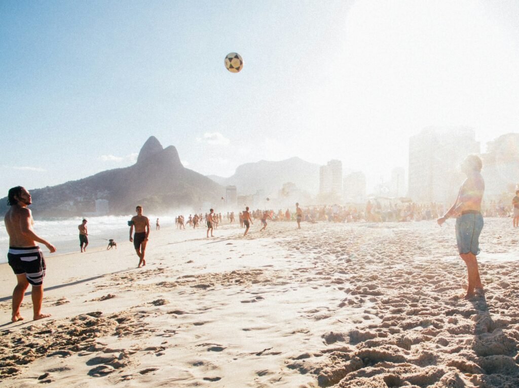 Praia de Ipanema: A musa inspiradora do Rio de Janeiro 2 Foto da orla de Ipanema, pessoas jogando bola na areia da praia