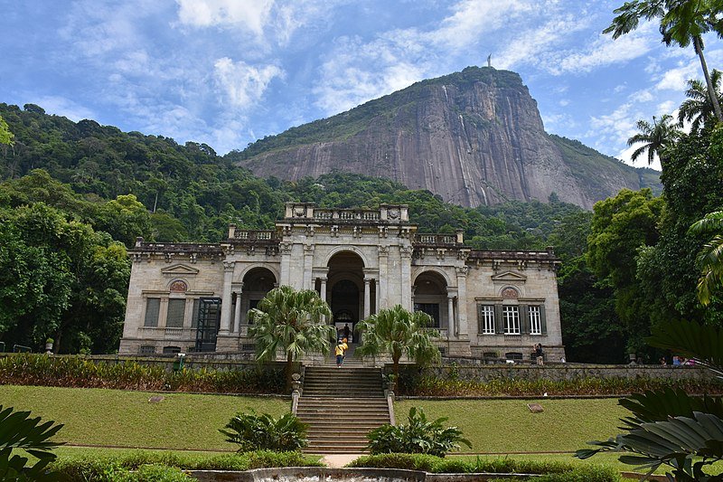 Roteiro Completo: 3 Dias Inesquecíveis no Rio de Janeiro 7 Foto do Parque da Laje, ao fundo vê-se o corcovado com o Cristo Redentor.