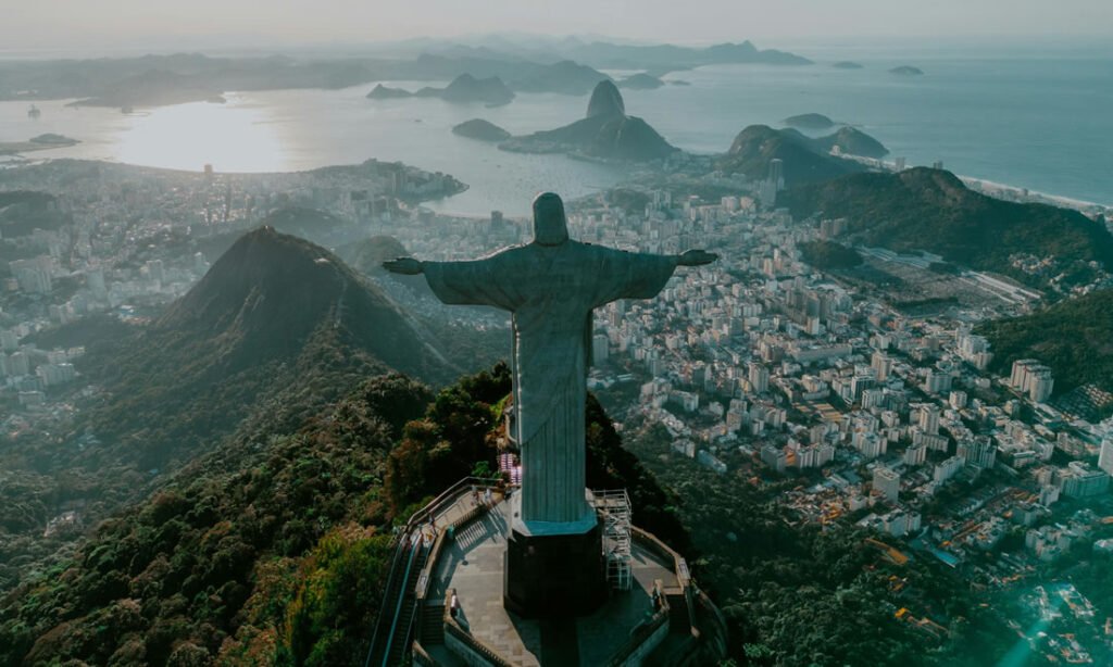 Roteiro Completo: 3 Dias Inesquecíveis no Rio de Janeiro 1 Foto da cidade do Rio de Janeiro, mostra o Cristo Redentor visto de cima pra baixo com a cidade a sua frente.