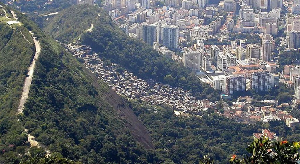 Tudo o que você precisa saber sobre o Mirante Dona Marta 5 Foto da Comunidade Santa Marta, dia de sol, foto tirada do alto.
