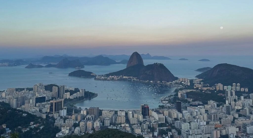 Tudo o que você precisa saber sobre o Mirante Dona Marta 1 Vista do pão de açúcar, foto tirada ao entardecer do Mirante dona Marta.