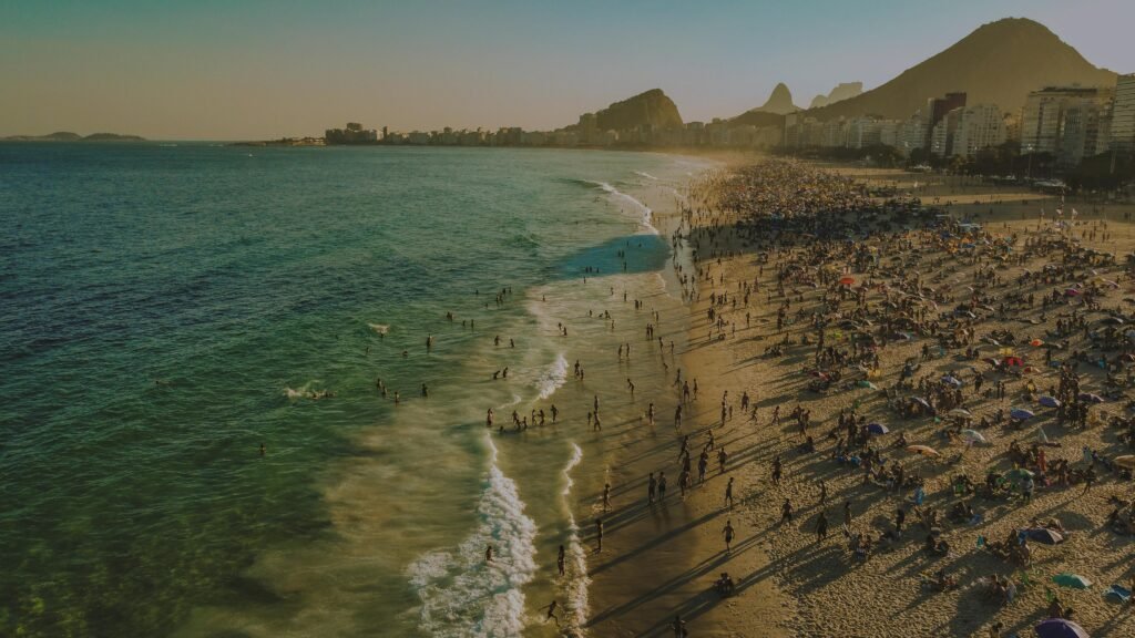 Roteiro Completo: 3 Dias Inesquecíveis no Rio de Janeiro 5 Pessoas a beira da Praia de Copacabana no Rio.