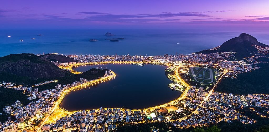 Lagoa Rodrigo de Freitas: O Paraíso Escondido do Rio de Janeiro 16 1024px Rodrigo de Freitas Lagoon at Night e1723162661676