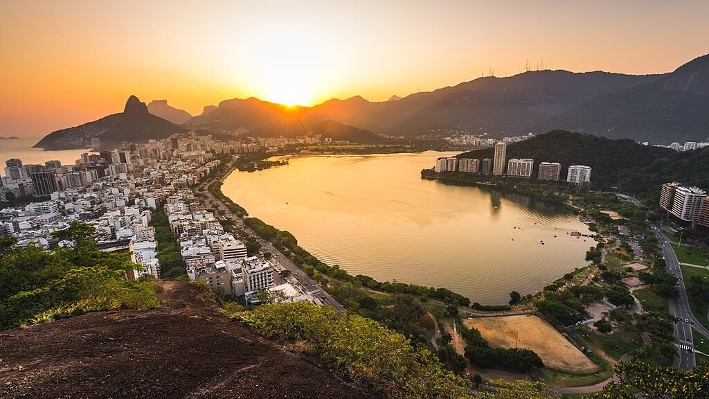 Lagoa Rodrigo de Freitas: O Paraíso Escondido do Rio de Janeiro 1 Foto da Lagoa, com o por do sol por trás das serras.