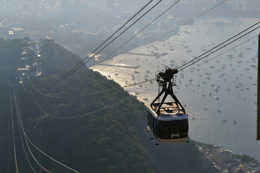 Pão de Açúcar, Rio de Janeiro tudo o que você precisa saber 7 Bondinho do Pão de Açúcar, vista do RIo de Janeiro ao Fundo.