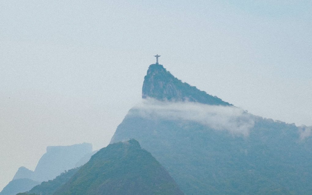 Visite o Cristo Redentor em 2024: Informações, Ingressos e Dicas 3 Corcovado visto de longe com neblina.