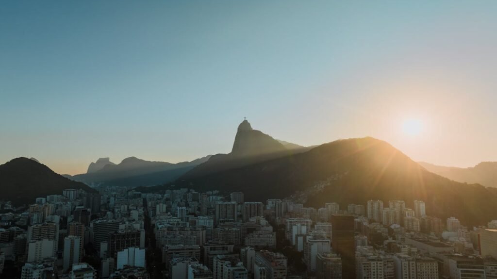 Cristo Redentor: dicas e informações para uma visita inesquecível 1 Cidade do Rio e Cristo Redentor visto de longe. Sol iluminando o Corcovado.