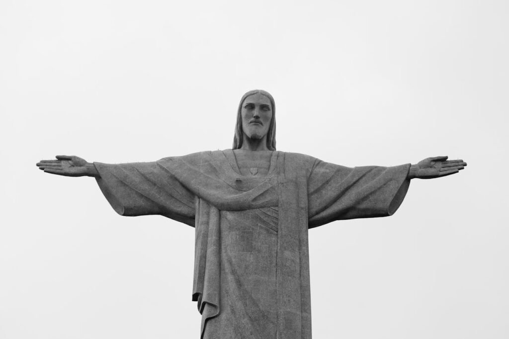 Cristo Redentor: dicas e informações para uma visita inesquecível 2 Estátua do Cristo de Frente, céu nublado.