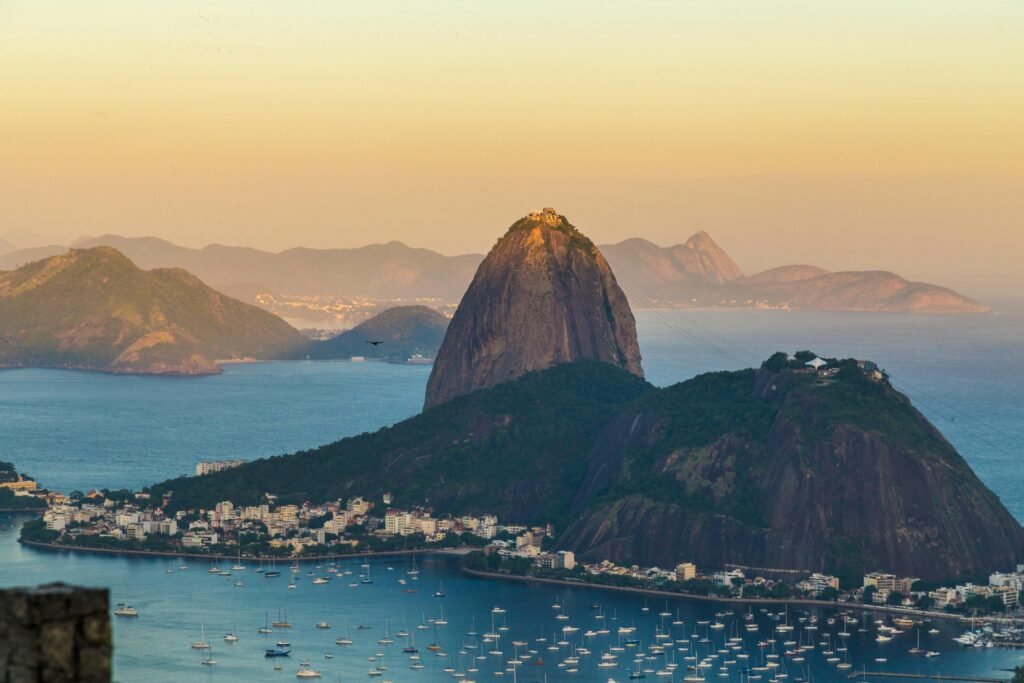 Pão de Açúcar, Rio de Janeiro tudo o que você precisa saber 1 Imagem do Urca vista em dia de sol. Barcos no mar azul.