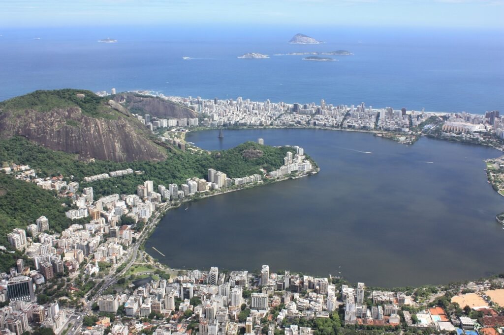 Lagoa Rodrigo de Freitas: O Paraíso Escondido do Rio de Janeiro 6 Lagoa e cidade do Rio vista do alto em dia de sol.