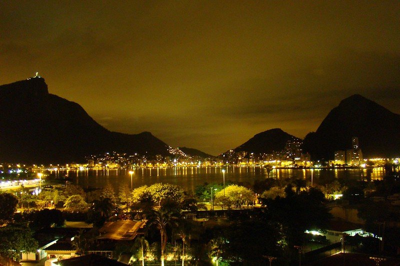 Lagoa Rodrigo de Freitas: O Paraíso Escondido do Rio de Janeiro 2 Noite no Rio de Janeiro, lagoa Rodrigo de Freitas, de longe da para ver o Corcovado iluminado.