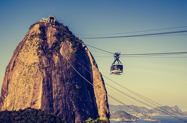 Pão de Açúcar, Rio de Janeiro tudo o que você precisa saber 2 Bondinho subindo a pedra da Urca.