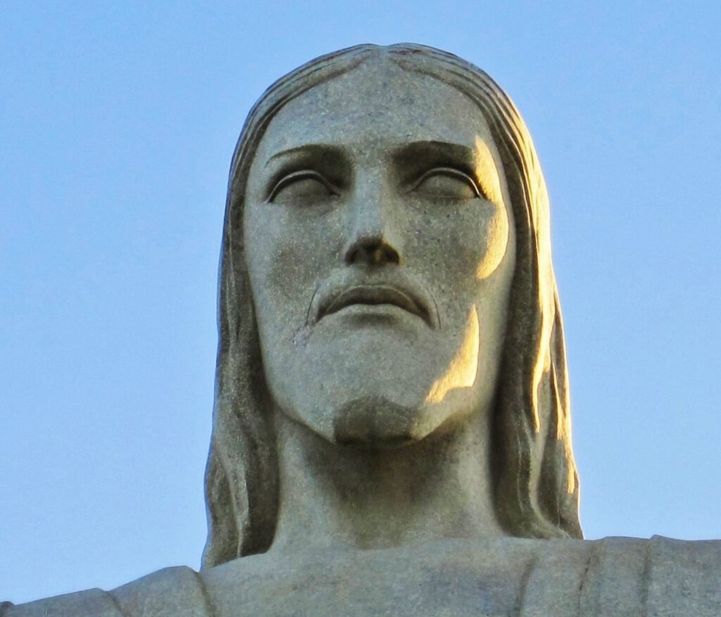 Como ir ao Cristo Redentor: O Guia Definitivo para uma Visita Inesquecível 1 Foto da Face do Cristo Redentor iluminada pelo Sol