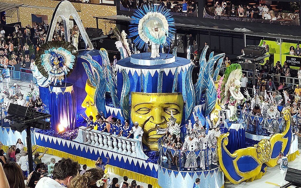 Carnaval do Rio de Janeiro: A Maior Festa Popular do Mundo 3 Desfile escola de samba Rio de Janeiro. Carro alegórico em cor azul.