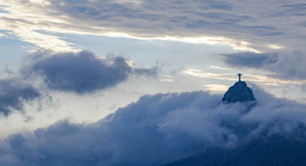 A Estátua do Cristo Redentor: Por que é um dos destinos mais procurados do mundo? 1 Corcovado, com estátua do Cristo, dia nublado.
