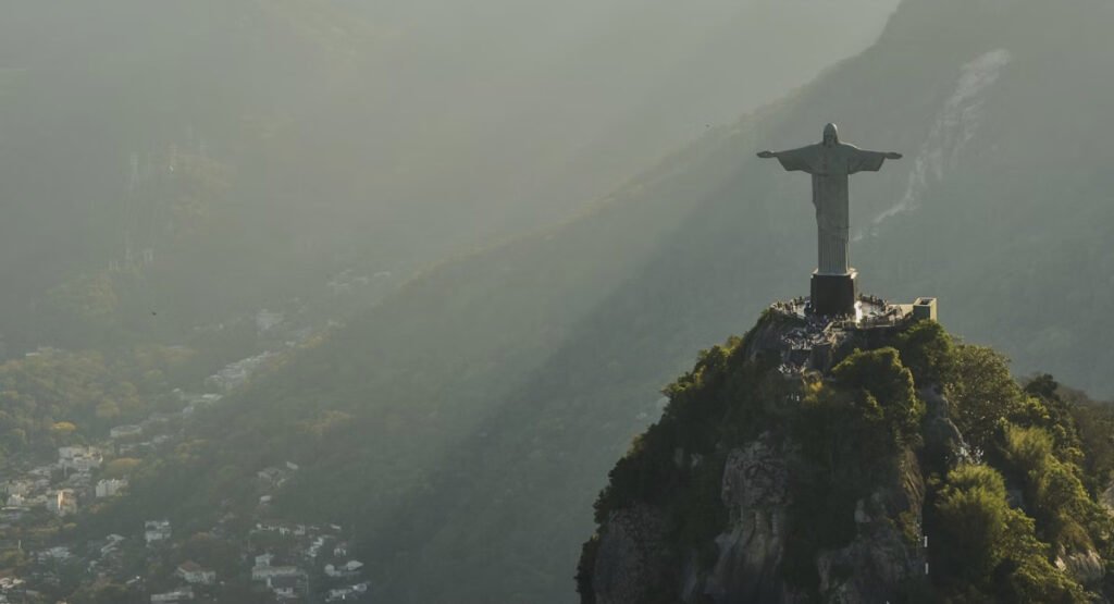 A Estátua do Cristo Redentor: Por que é um dos destinos mais procurados do mundo? 2 Cristo em dia de sol, visto do alto.