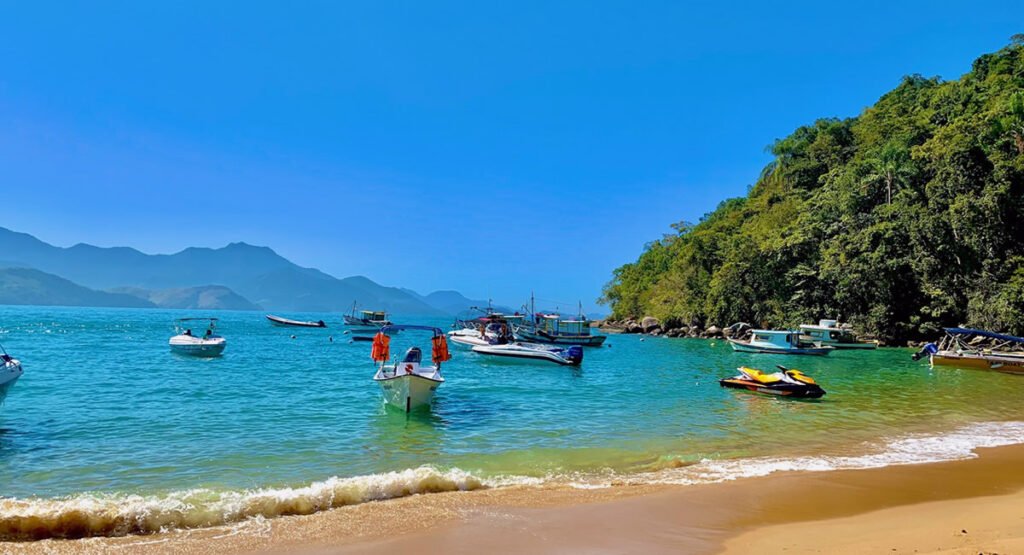 Angra dos Reis: tudo o que você precisa saber para viajar 1 Fotos da praia de Angra, Barcos ancorados a beira-mar.