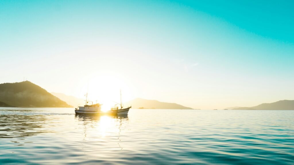 Angra dos Reis: tudo o que você precisa saber para viajar 3 Barcos no mar em Angra, luz do sol ilumina, por do sol.