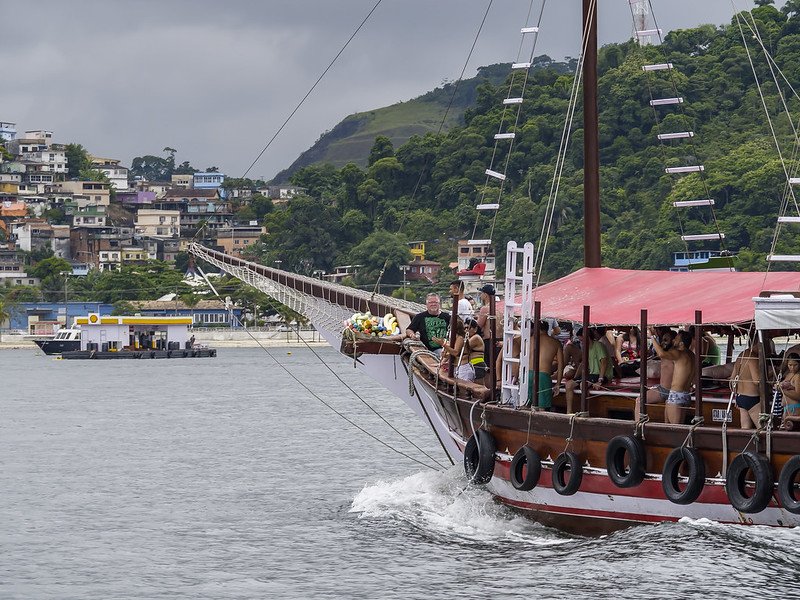Angra dos Reis: tudo o que você precisa saber para viajar 2 Foto com barco chegando a uma das ilhas de Angra. Barco cheio de turistas.