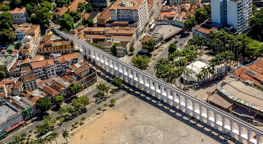 O que fazer no Rio de Janeiro? 10 pontos turísticos 5 Imagem aérea dos arcos da lapa.