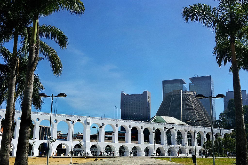 Arcos da Lapa: Um Símbolo Carioca de História e Cultura 3 Fotos da Lapa e seus arcos em dia de Sol.