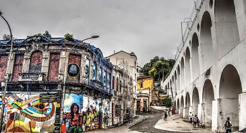 Arcos da Lapa: Um Símbolo Carioca de História e Cultura 2 Arcos da Lapa, pessoas passando por baixo e ao lado. Paredes pintadas e desenhadas.