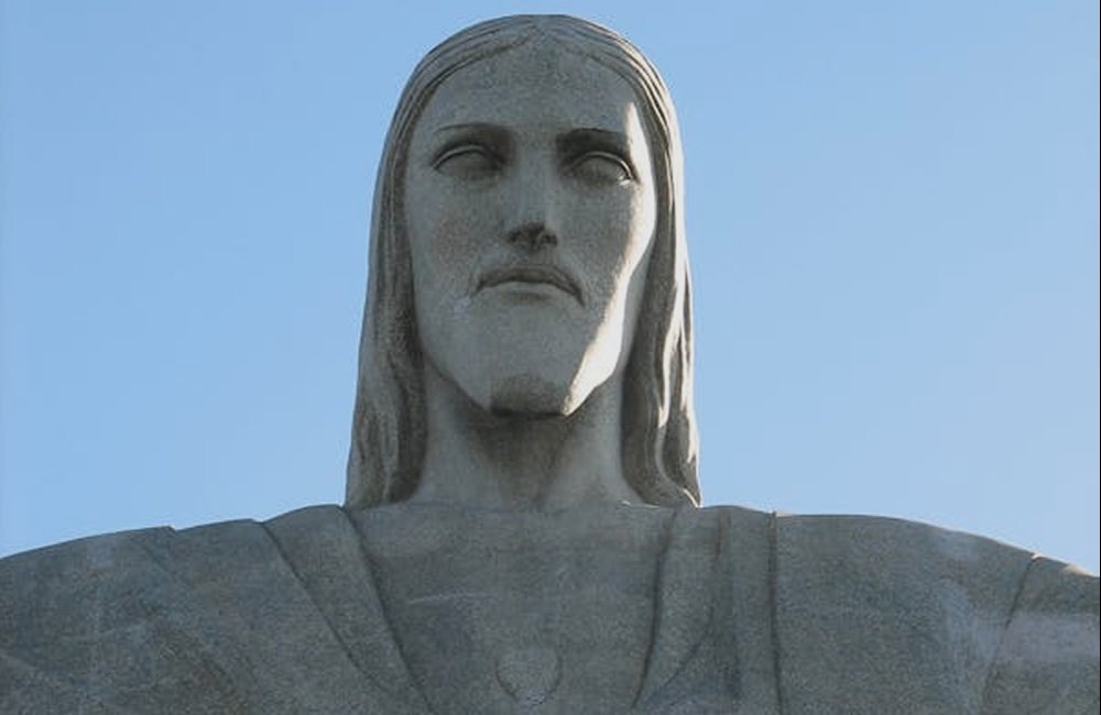 Como ir ao Cristo Redentor: O Guia Definitivo para uma Visita Inesquecível 6 Retrato do Cristo Redentor, mostra a estátua de perto em dia de sol