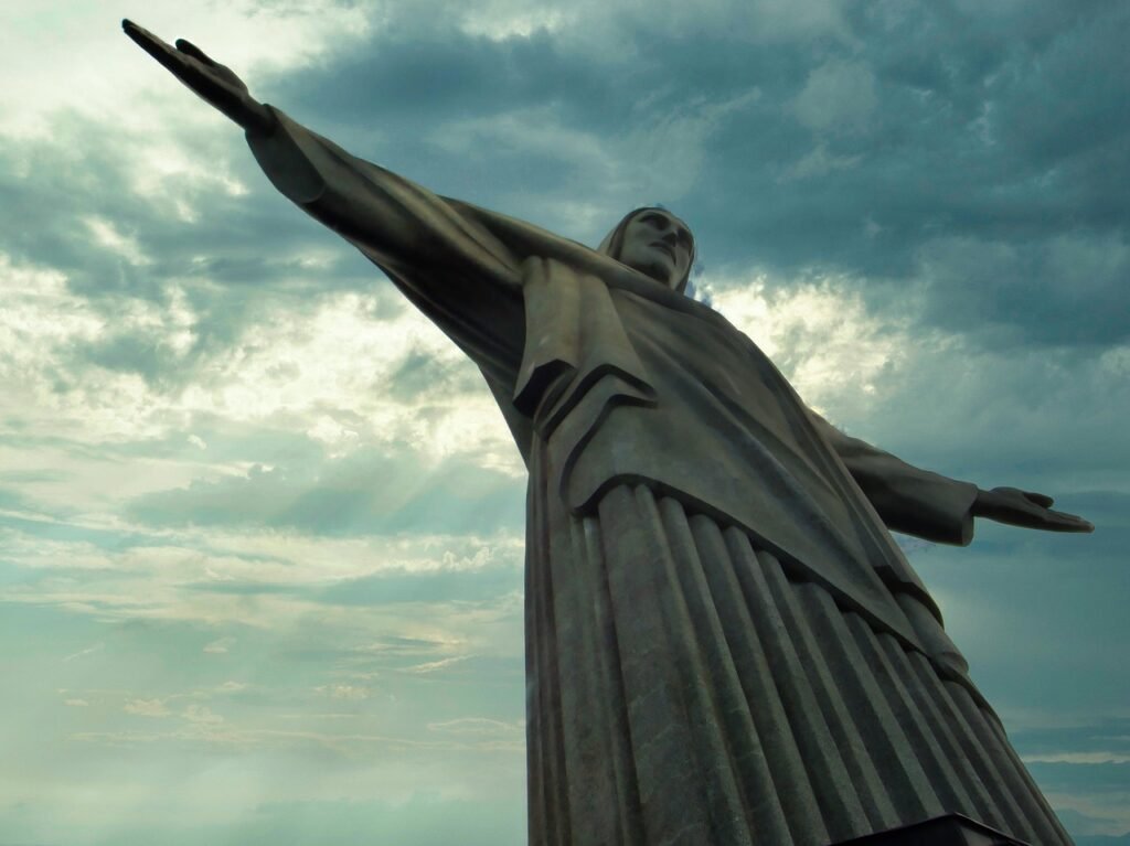Como ir ao Cristo Redentor: O Guia Definitivo para uma Visita Inesquecível 5 Cristo Redentor em dia Iluminado, foto tirada de baixo para cima.