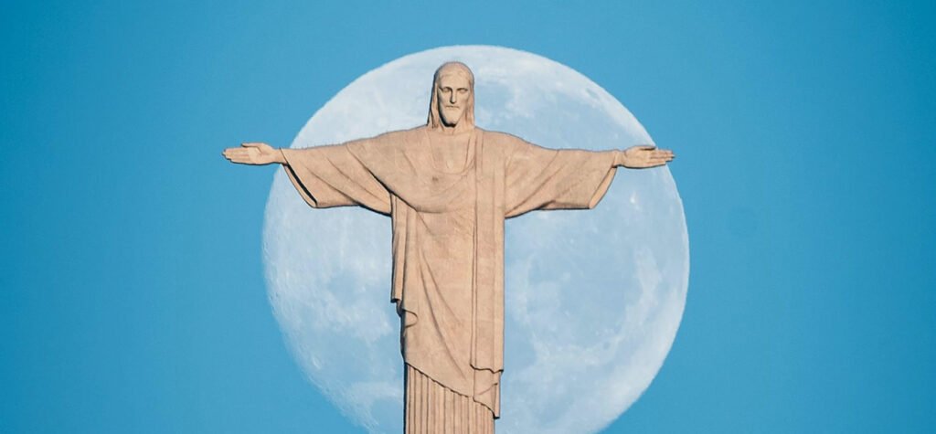 Como ir ao Cristo Redentor: O Guia Definitivo para uma Visita Inesquecível 8 cristo redentor lua
