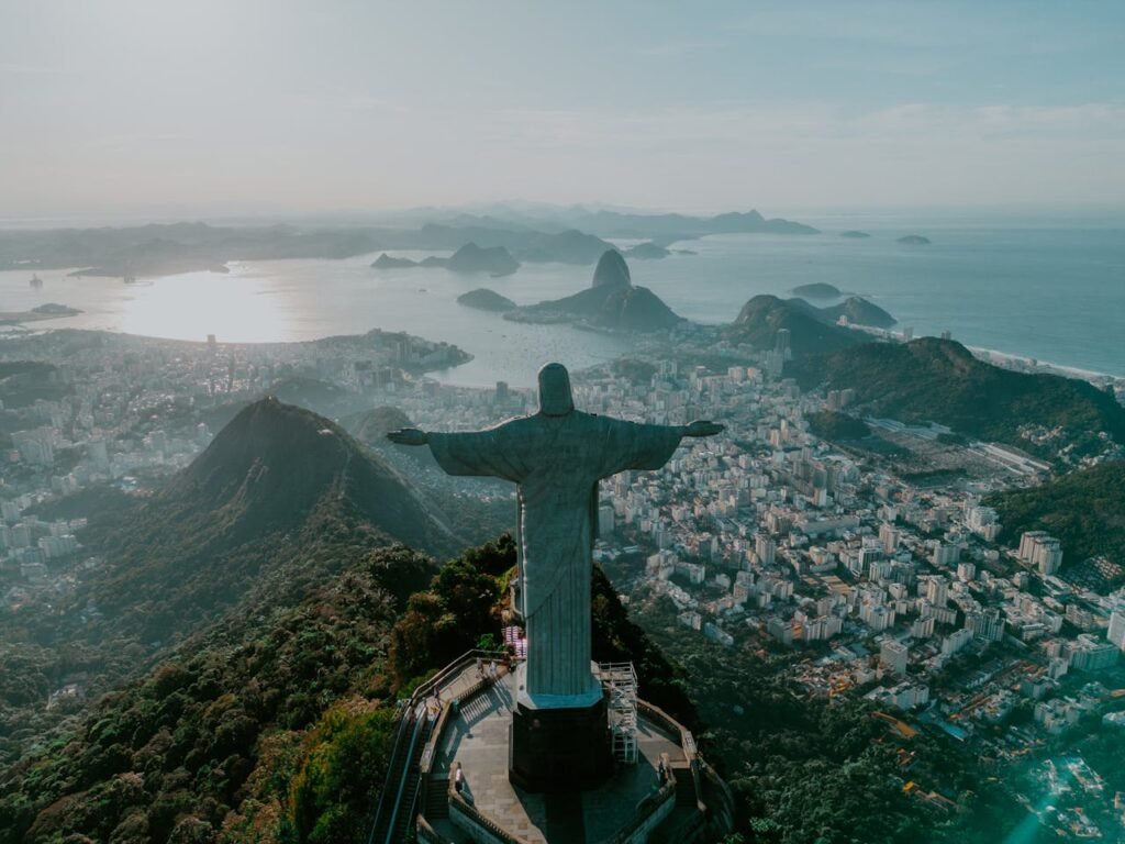 Cristo Redentor: O que você precisa saber antes de ir 1 Cristo Redentor em dia de sol, imagem vista de trás da estátua.