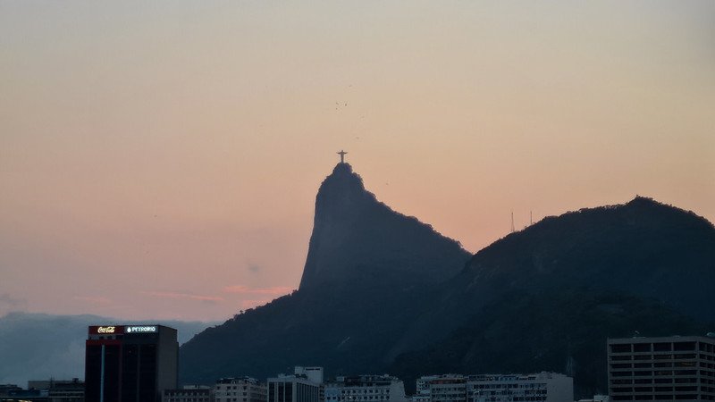 A Estátua do Cristo Redentor: Por que é um dos destinos mais procurados do mundo? 6 Corcovado visto da areia da praia.
